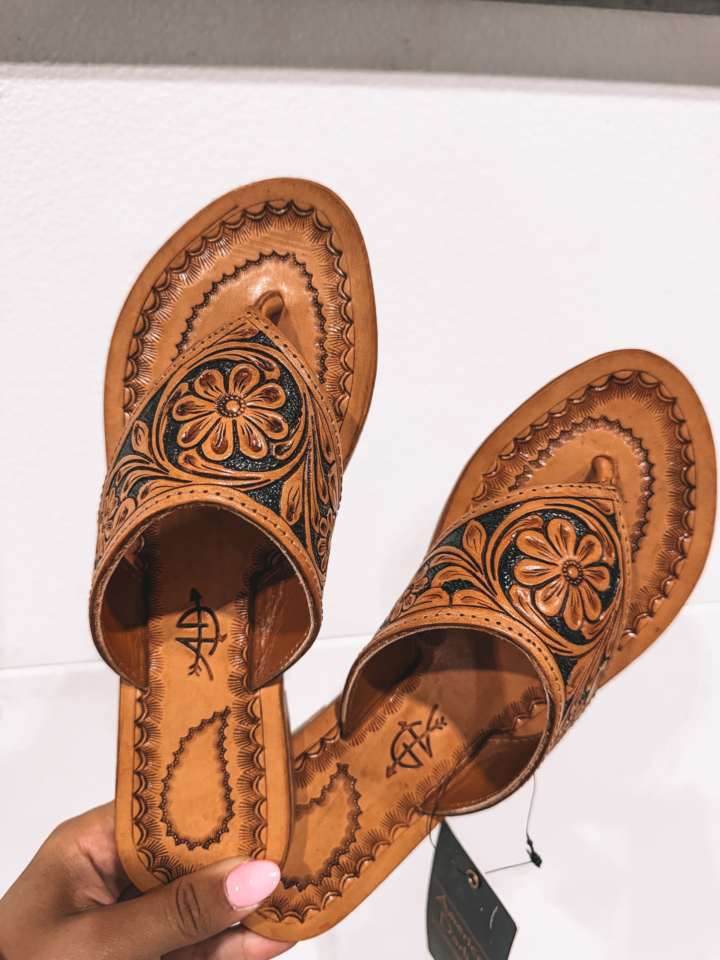 Wide strap tooled flip flops size 7