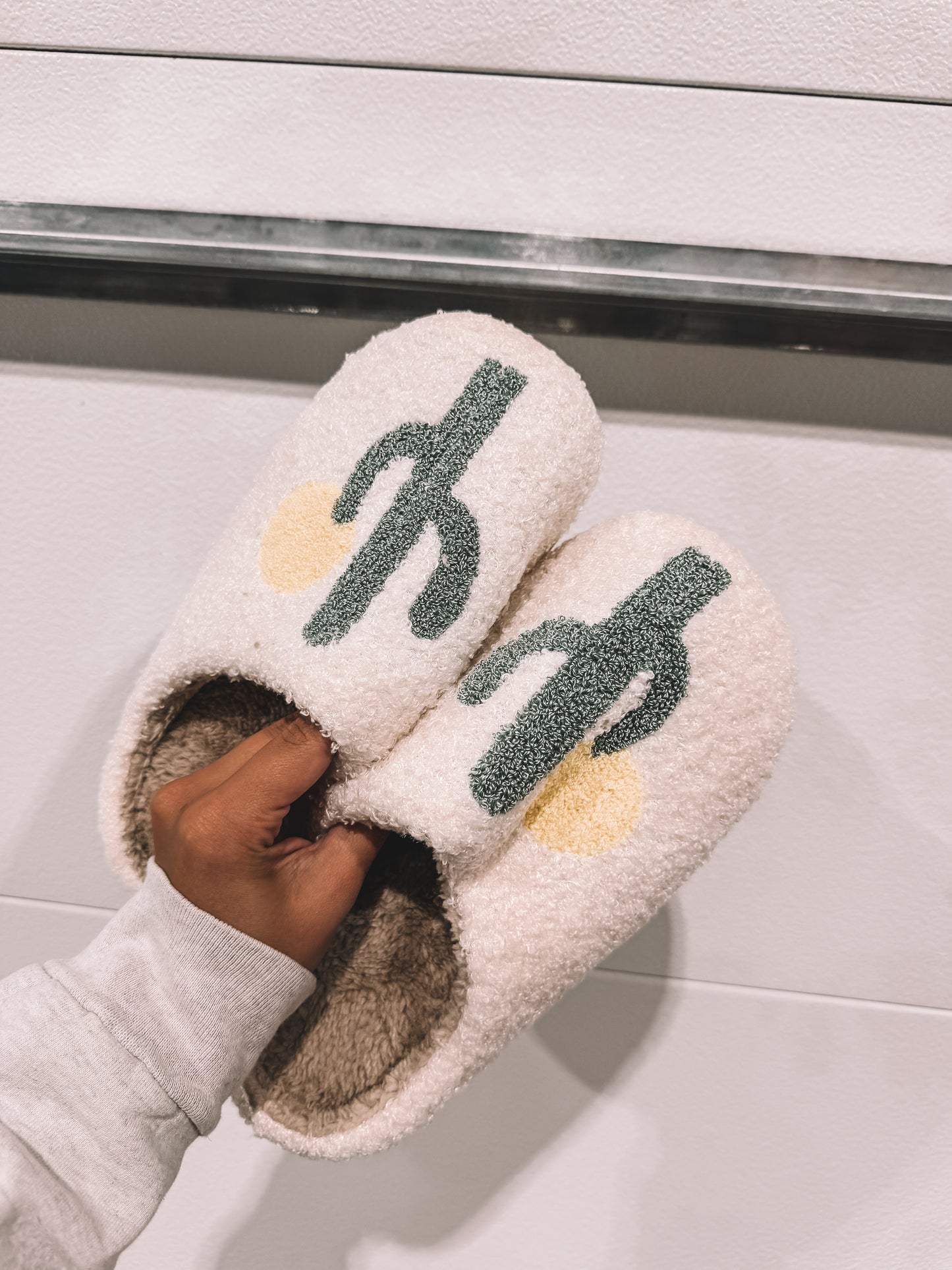 Cactus Sun slippers size 9-10