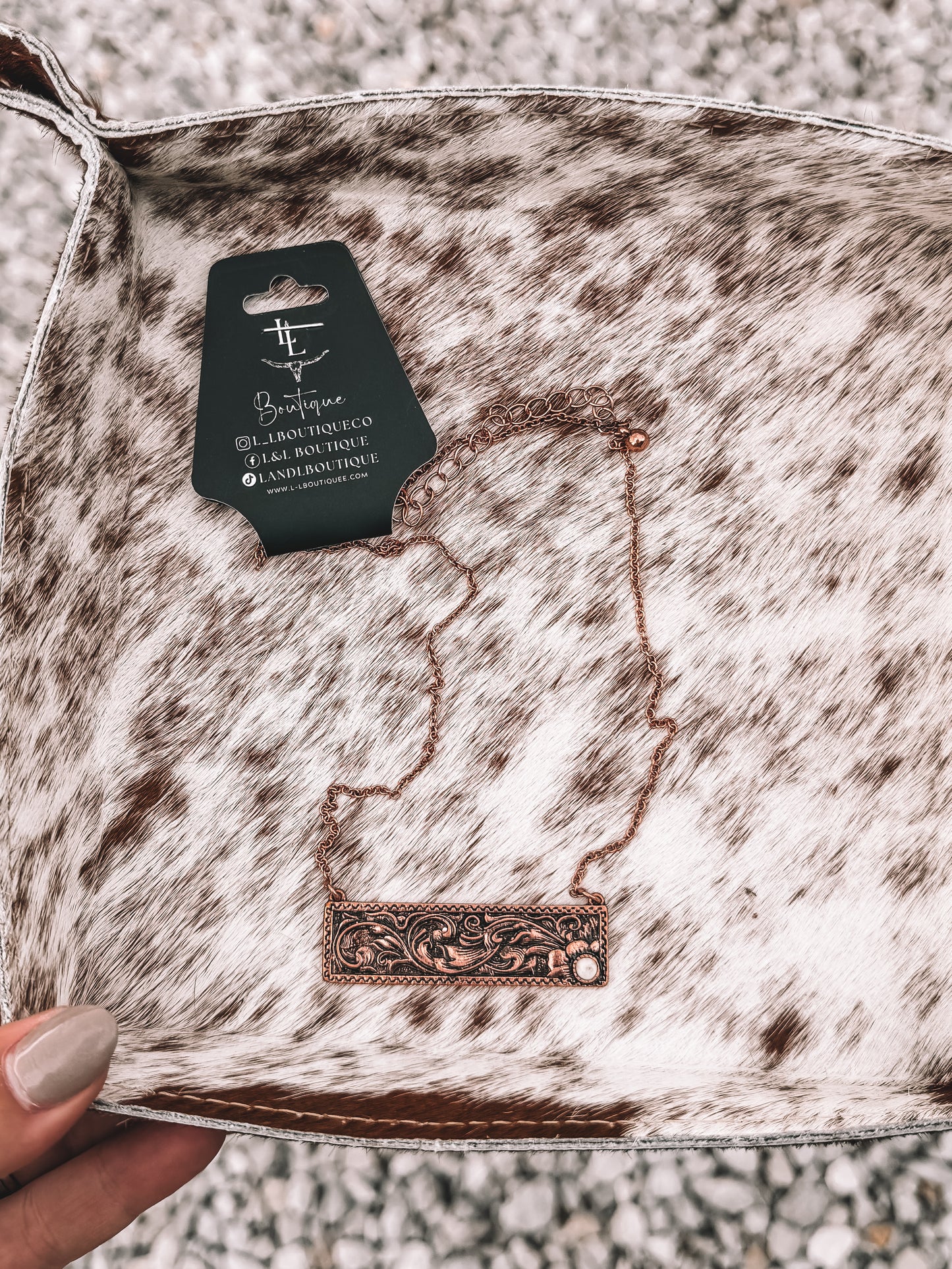 Embossed Bar Necklace White